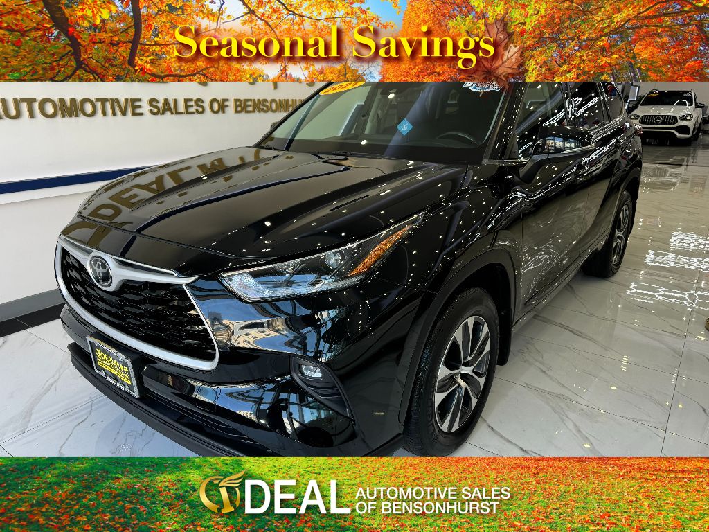 Used 2021 Toyota Highlander XLE with VIN 5TDGZRBH1MS524742 for sale in Flushing, NY