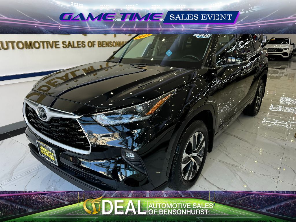 Used 2021 Toyota Highlander XLE with VIN 5TDGZRBH1MS524742 for sale in Flushing, NY